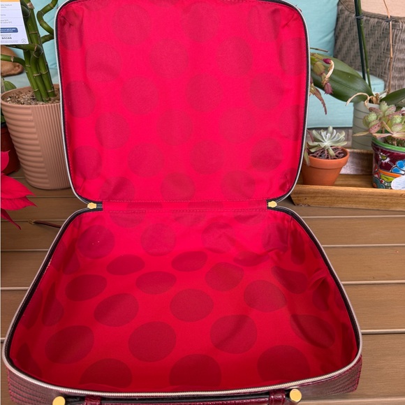 Elegant Red Textured makeup bag - Picture 3 of 4